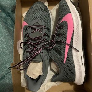 Nike quest 2 sneakers